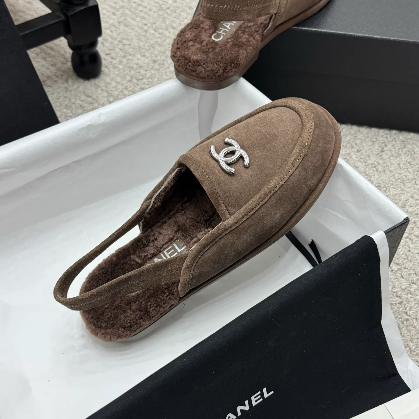 👟👟Ex-factory price 600👟👟 Classic model 🇨🇳ChaneL 25K Teddy fur loafers Simple and high-end design, super versatile! Double C logo embellishment! Imported suede has the texture of natural animal leather visible to the naked eye! The top version is stress-free when entering and exiting the cabinet. It has a bookish texture on the feet and feels great on the feet. Versatile item. ✅Upper: Customized imported suede. ✅Inner lining: imported lamb wool. ✅Outsole: imported genuine leather. ✅Size: 35-40. ✅Comes with a full set of packaging.